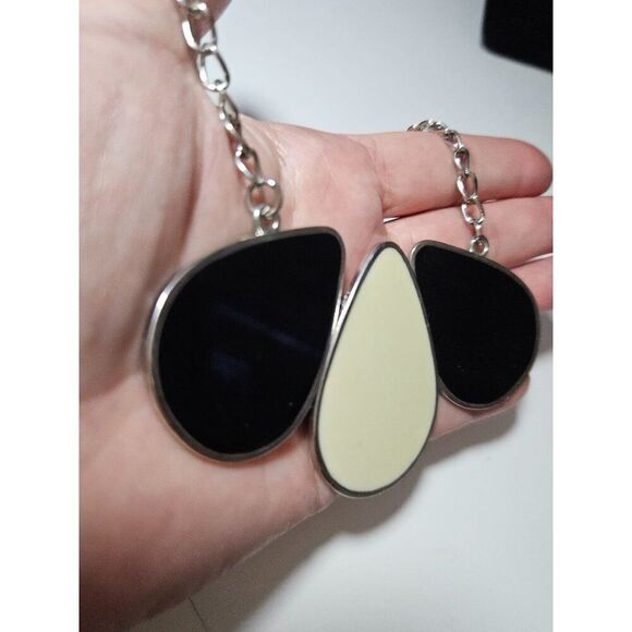 *Sale* Silver tone necklace with black and white pendant - Picture 4 of 11